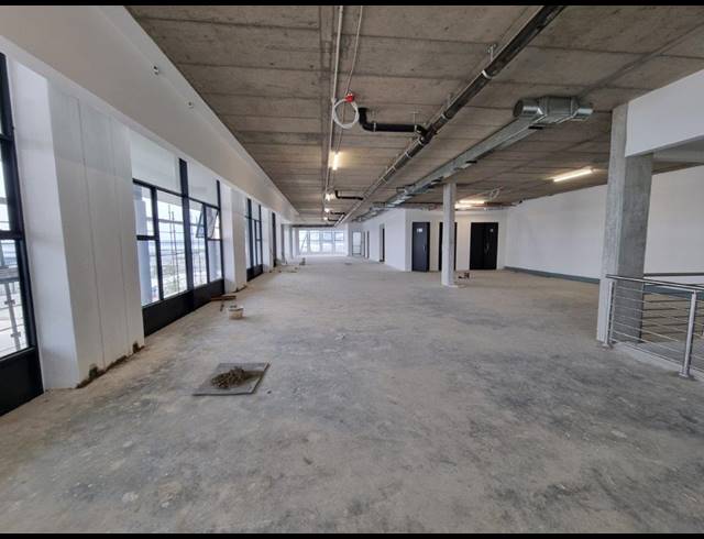 19,099M² WAREHOUSE TO LET IN LONGLAKE